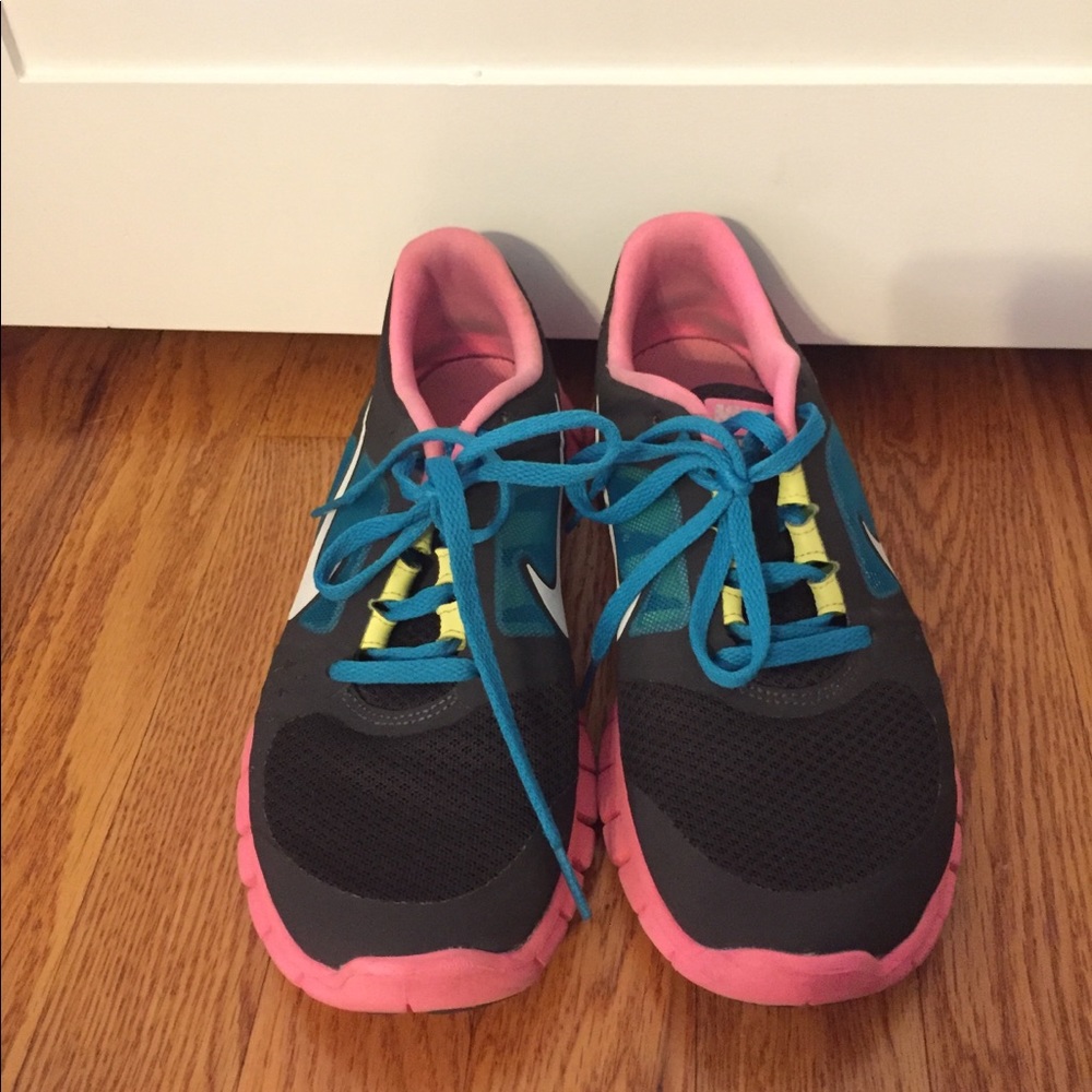 Like new Nike tennis shoes-Size 5.5Y fits like 6.5